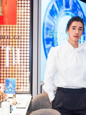 演员此沙惊喜亮相兰蔻上海线下活动