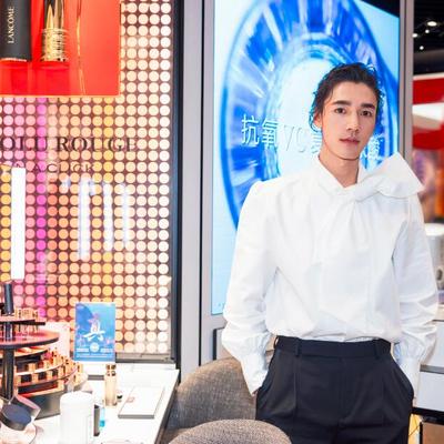 演员此沙惊喜亮相兰蔻上海线下活动