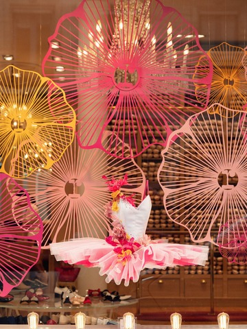 9月29日，Repetto在法国巴黎和平街22号Repetto旗舰店举办2024春夏新品预览活动