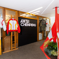 ANTA | CHENPENG联名系列  重塑冠军龙服经典设计元素  创新羽龙服 释放年轻态度
