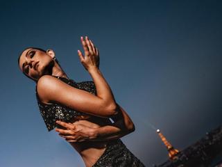 女演员Caroline Hartig的巴黎世界：时尚、魅力和个性