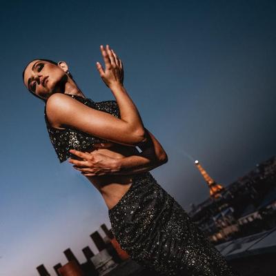 女演员Caroline Hartig的巴黎世界：时尚、魅力和个性