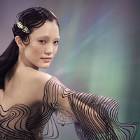 Aveda艾梵达携手时装设计师Iris van Herpen 倾情推出2023节日限定礼盒 高定风尚，让美自「发」而生