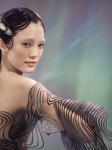 Aveda艾梵达携手时装设计师Iris van Herpen 倾情推出2023节日限定礼盒 高定风尚，让美自「发」而生
