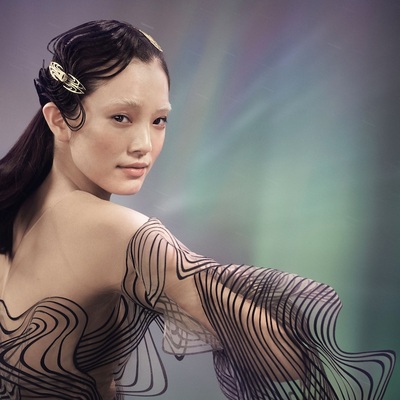 Aveda艾梵达携手时装设计师Iris van Herpen 倾情推出2023节日限定礼盒 高定风尚，让美自「发」而生