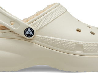 Crocs 携手品牌大使易梦玲共同演绎节日欢庆穿搭 邀您一同新年翻新花，共享龙年欢愉