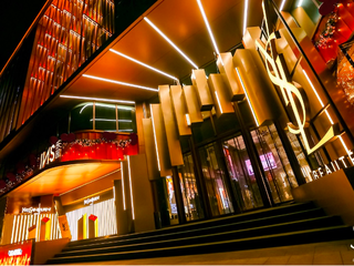 YSL「2024狩猎焰」跨年派对燃点新年 小金条家族携焰火新色，点燃2024新年焰火