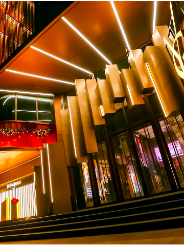 YSL「2024狩猎焰」跨年派对燃点新年 小金条家族携焰火新色，点燃2024新年焰火
