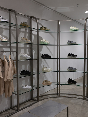 春⽇轻绽，grounds grounds 鞋履蔓蔓⽇茂