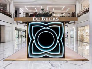 莲花绮境 闪耀京城 De Beers 戴比尔斯“莲花绮境”限时体验空间北京站璀璨揭幕