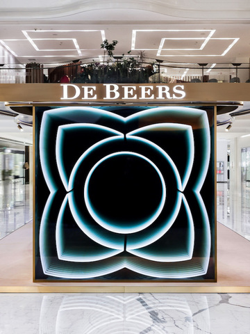 莲花绮境 闪耀京城 De Beers 戴比尔斯“莲花绮境”限时体验空间北京站璀璨揭幕