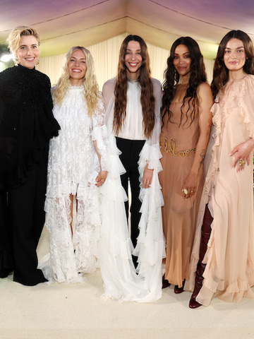 CHLOÉ创意总监CHEMENA KAMALI携SIENNA MILLER, GRETA GERWIG, ZOE SALDANA和EMMA MACKEY共同亮相2024 MET GALA