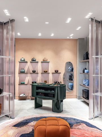 Mulberry 上海恒隆广场全新旗舰店开业 携手华裔插画家共庆 520