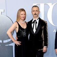 演员Jeremy Strong与Emma Wall身着定制款Loro Piana造型出席托尼奖