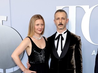 演员Jeremy Strong与Emma Wall身着定制款Loro Piana造型出席托尼奖