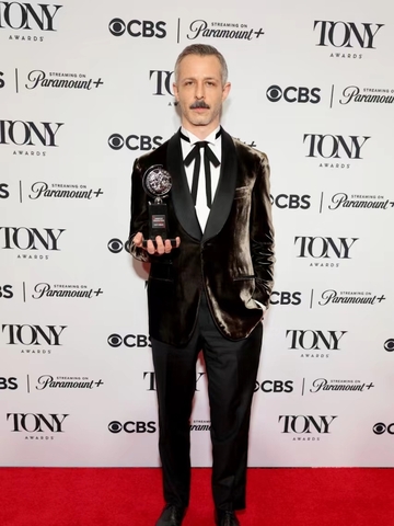 演员Jeremy Strong与Emma Wall身着定制款Loro Piana造型出席托尼奖