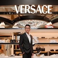 众星亮相全新VERSACE上海恒隆限时精品店