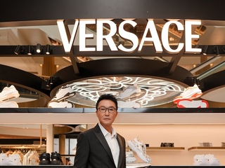 众星亮相全新VERSACE上海恒隆限时精品店
