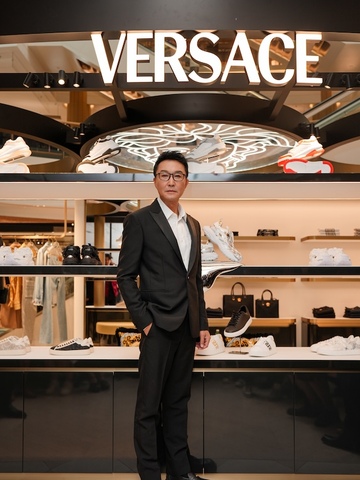 众星亮相全新VERSACE上海恒隆限时精品店