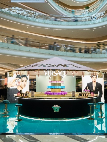 VERSACE范思哲·香遇假日快闪活动  于深圳前海壹方城璀璨绽放