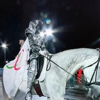 巴黎独⽴鞋履品牌 b o t h 以 巴黎奥运开幕式「圣⼥贞德」之姿，同步上新 2024 秋冬系列「蜕变」