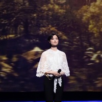 李宇春身着Chloé出席第 届大众电影百花奖颁奖典礼