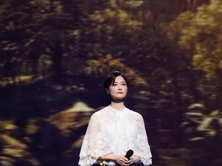 李宇春身着Chloé出席第 届大众电影百花奖颁奖典礼