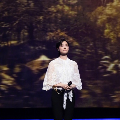 李宇春身着Chloé出席第 届大众电影百花奖颁奖典礼