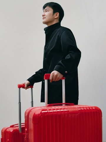 RIMOWA（日默瓦）携手奥运冠军樊振东推出 “热爱当红”全新广告大片