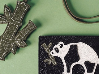 Thom Browne 发布全球限定包袋 熊猫花妮加入品牌动物家族