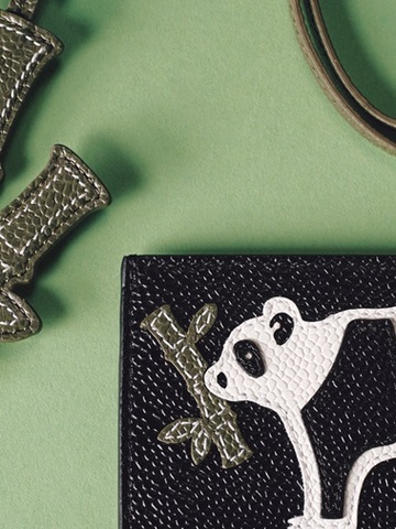 Thom Browne 发布全球限定包袋 熊猫花妮加入品牌动物家族