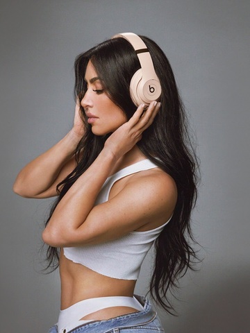 BEATS 与 Kim Kardashian再度携手， 带来标志性的三款潮流中性配色 Beats Studio Pro