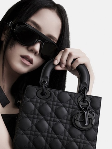 迪奥全球品牌大使金智秀（JISOO）倾情演绎 全新 LADY DIOR 手袋广告大片