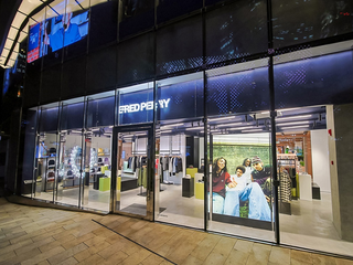 FRED PERRY 新天地广场新店盛大开幕，并携GET READY主题快闪空间瞩目亮相
