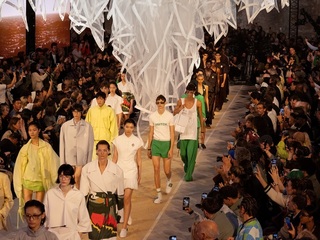 挥拍逐浪：网球与海岸的邂逅 LACOSTE 巴黎 2025 春夏系列