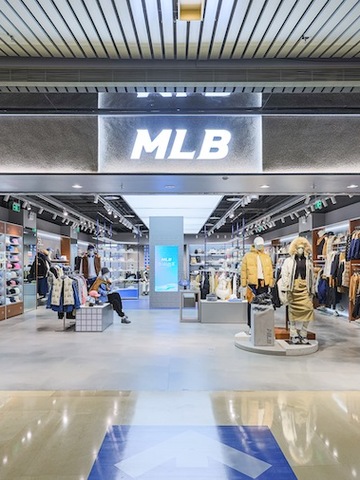 MLB品牌羽绒系列上新，品牌大使张凌赫现身「MLB超搭灵感日」 北京三里屯门店焕新启幕，重磅羽绒新品构筑冬日超搭灵感