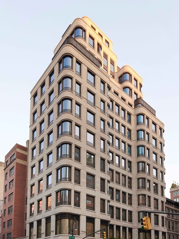 Giorgio Armani 于纽约呈现 2025 春夏系列 并庆祝麦迪逊大道新大楼开业