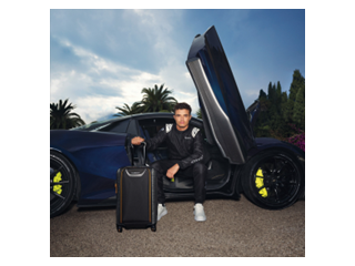 TUMI 途明品牌大使 F1 赛车手兰多·诺里斯（Lando Norris）携全新Turin系列和经典ALPHA X 系列畅游法国里维埃拉