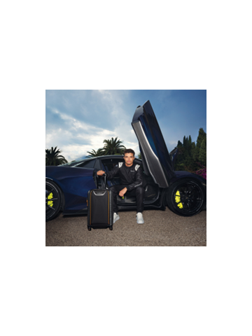 TUMI 途明品牌大使 F1 赛车手兰多·诺里斯（Lando Norris）携全新Turin系列和经典ALPHA X 系列畅游法国里维埃拉