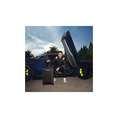 TUMI 途明品牌大使 F1 赛车手兰多·诺里斯（Lando Norris）携全新Turin系列和经典ALPHA X 系列畅游法国里维埃拉