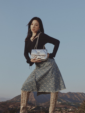 宋雨琦正式出任TORY BURCH品牌手袋及鞋履系列代言人 ——演绎TORY BURCH 2024假日系列广告大片