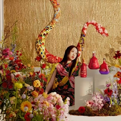 中国设计师品牌SHUTING QIU携⼿轩尼诗 倾情呈献 2025 年春节限量版系列