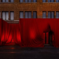 巨型红幕空降上海，Hourglass首展「纯素之红」主题展盛大开幕