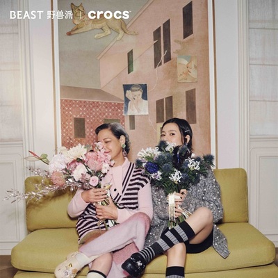 Crocs 卡骆驰携手野兽派打造联名系列鞋款，以鲜花演绎女性故事