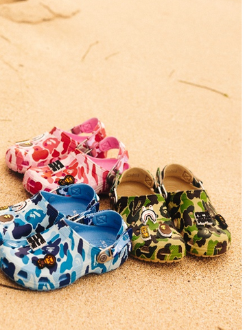  Crocs卡骆驰首次携手日本潮流品牌BAPE®，推出全新联名系列鞋款