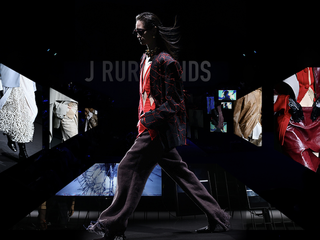 J RUREMINDS AW25大秀超模云集｜解构数字迷雾，叩问真实自我