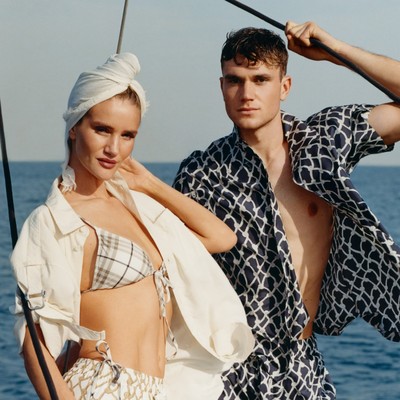 相约 Burberry，「共赴仲夏」。超模 Rosie Huntington-Whiteley 和网球运动员 Jack Draper 精彩出镜 Burberry 全新广告大片。