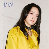 演员汤唯出席 Burberry 2025 冬季系列伦敦时装周，魅力演绎 Burberry 美妆