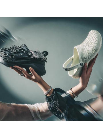 Crocs卡骆驰携手Swarovski® Crystals以璀璨水晶重塑奢华舒适新定义