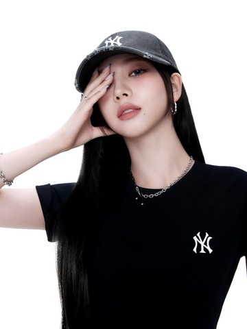 aespa成员KARINA正式成为MLB潮流品牌代言人，共赴风格新程